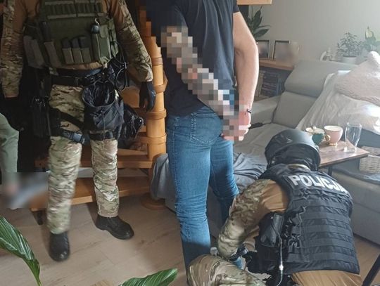 W trakcie nalotu policji przerzuciła narkotyki na balkon sąsiada. Myślała, że pomoże tak facetowi dilerowi