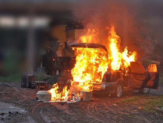 W trakcie pościgu przemytnicy podpalili auto z przemycanym towarem i uciekali dalej pieszo