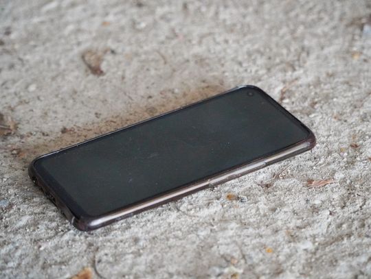 W trakcie włamania złodziej zgubił telefon. Policjanci bez problemów namierzyli 27-latka