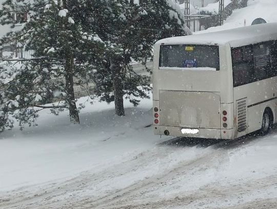 W trudnych warunkach jechał autobusem 112 km/h przez wieś. Policjanci zatrzymali mu prawo jazdy