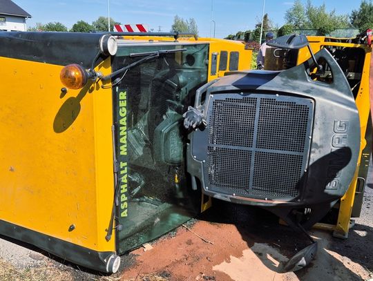 Walec drogowy spadł z lawety podczas transportu. Kierowca źle zabezpieczył ładunek