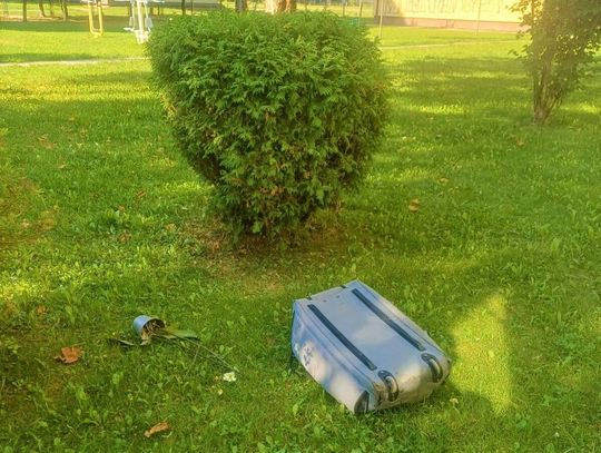 Walizki i doniczka wyleciały z okna. Obywatel Ukrainy tłumaczył, że się zdenerwował