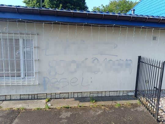 Wandal podpisał się na posterunku policji. Naniósł farbą swoje imię i... numer pesel!