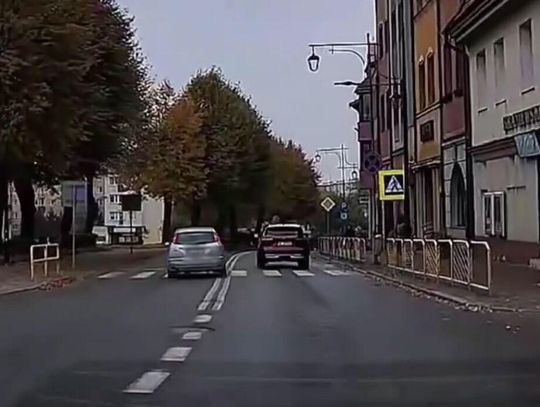 Wariacka jazda przez miasto. Policja dostała nagrania i postawiła mężczyznę przed sądem