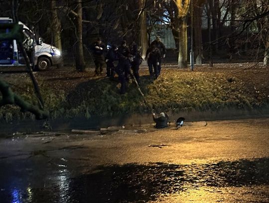 Warszawa: policjanci uratowali życie kibica, który pomylił kanał z ulicą i wpadł do lodowatej wody