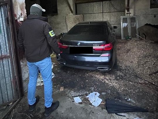 Warte 200 tysięcy auto odnalezione dwa dni po kradzieży. Było zaparkowane w garażu opuszczonej posesji