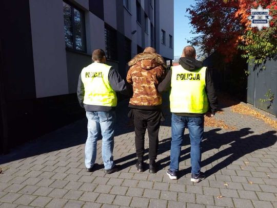Wbił mężczyźnie nóż w plecy, po czym odjechał rowerem elektrycznym. Policjanci zatrzymali 37-latka