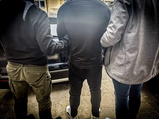 Wchodził do sklepów w kominiarce i grożąc pistoletem żądał pieniędzy. Grozi mu 20 lat więzienia