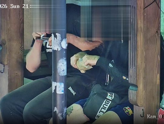 Wciągał proszek z telefonu. Kolega obok jadł kebaba. Wszystko obserwował operator monitoringu