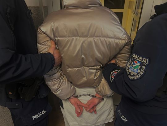 Weszła na posesję byłego partnera i nie chciała wyjść. Była poszukiwana, więc wylądowała za kratami