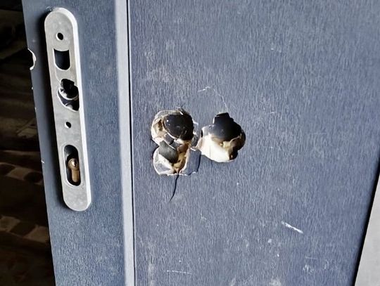 Weszli do domu kobiety jak gangsterzy i zabrali samochód. Przed policją schowali się na strychu Weszli do domu kobiety jak gangsterzy i zabrali samochód. Przed policją schowali się na strychu