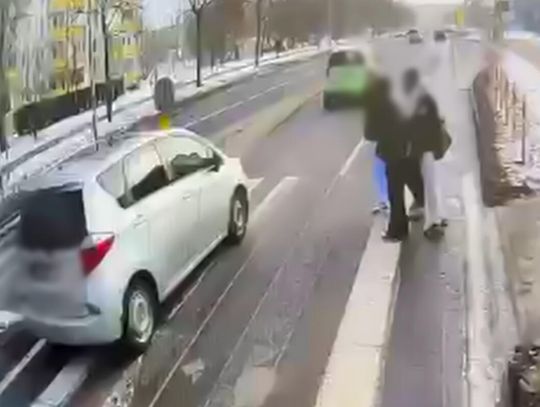 Weszli na pasy, a samochody jechały dalej. Niebezpieczna sytuacja na przejściu dla pieszych