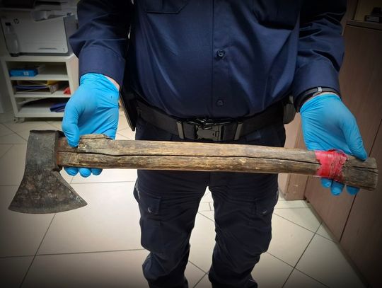 Weszli przez okno i zaatakowali właściciela domu siekierami. Motywem ataku była zazdrość o kobietę