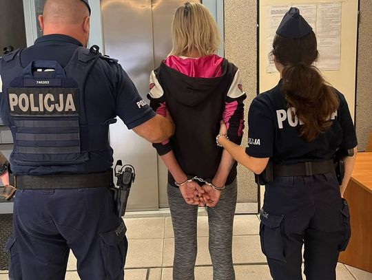 Weszli za nim do mieszkania. Kobieta biła, jej kompan wynosił sprzęt