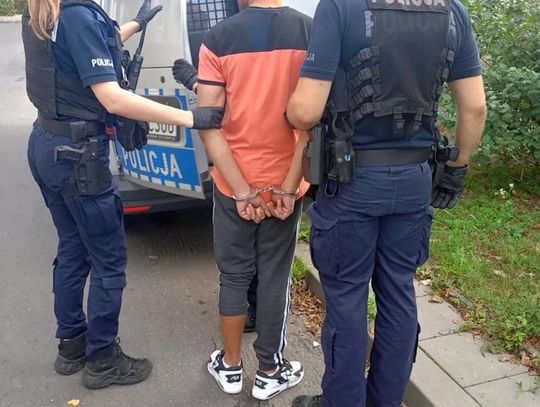 Palił z fifki, krzyknął: "skitraj to!", połknął coś i uciekał przed patrolem. Młoda parka ma kłopoty