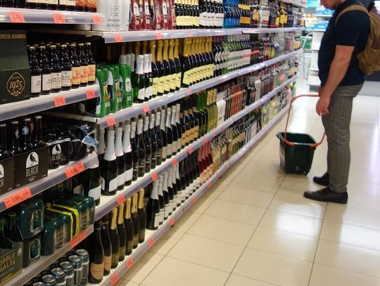 Wezwał do sklepu policję, bo ekspedientka nie chciała mu sprzedać alkoholu. Nie wyglądał na dorosłego