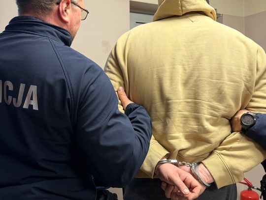 Wezwał policję do kolizji, skończył w kajdankach. Mężczyzna był poszukiwany