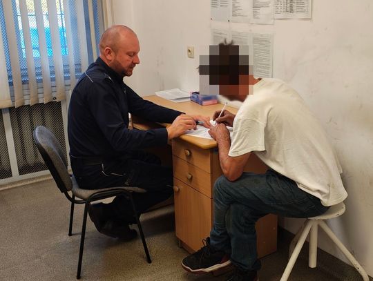 Wezwał policję do pijanego mężczyzny pod domem, zapomniał, że sam jest poszukiwany