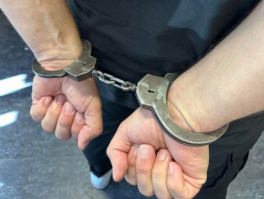 Wezwał policję do znajomej. Skończył w kajdankach z zarzutem za narkotyki
