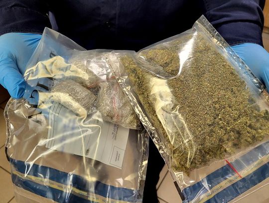 Wezwał policję na pomoc, sam trafił za kraty. Zgubił go słoik z marihuaną przy łóżku