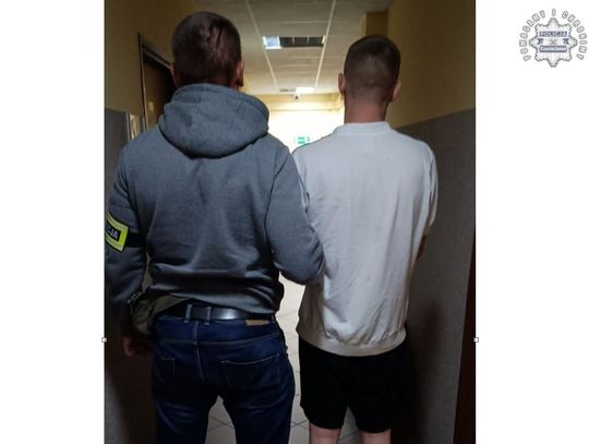 Wezwali policję, bo z mieszkania niósł się zapach marihuany. Zatrzymany 25-latek odpowie za znaczną ilość