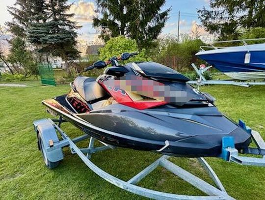 Wiedział, że skuter wodny jest kradziony, ale i tak go kupił. Mężczyzna ściągnął sobie na głowę policję i teraz odpowie też za narkotyki