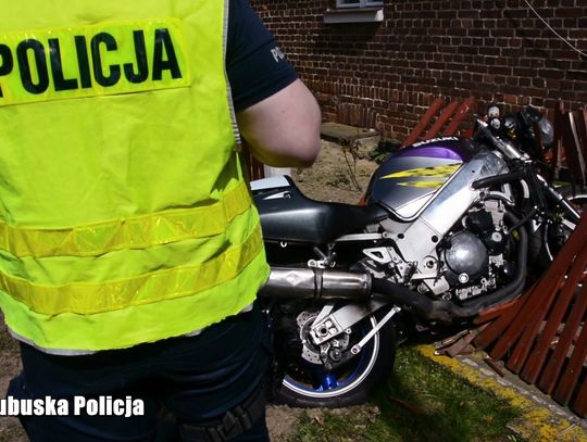 Wiedzieli, że ten motocyklista lubi przyćpać i nie ma prawka. Gdy próbowali go zatrzymać, wjechał w policjanta