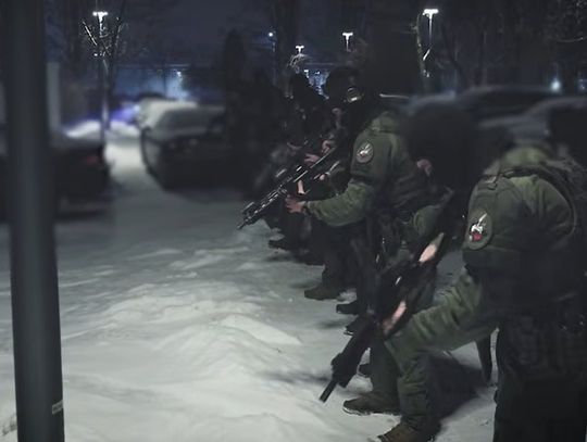 Wielka obława na gang kiboli-dilerów. 300 policjantów, 23 zatrzymanych i koniec produkcji cracku