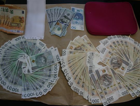 Wielka obława na oszusta. Uciekał taksówkami ze złotem i gotówką, wpadł po policyjnym pościgu