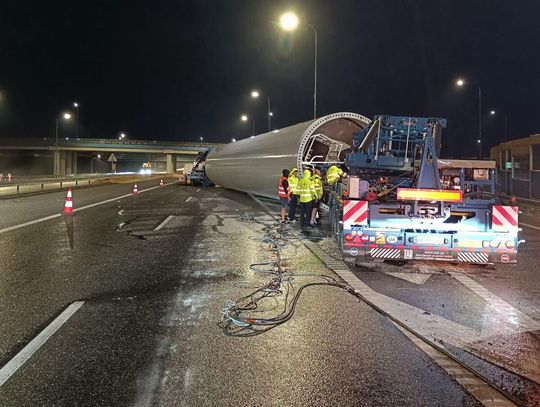 Wielki element turbiny wiatrowej spadł na autostradę. Całkowicie zablokował zjazd