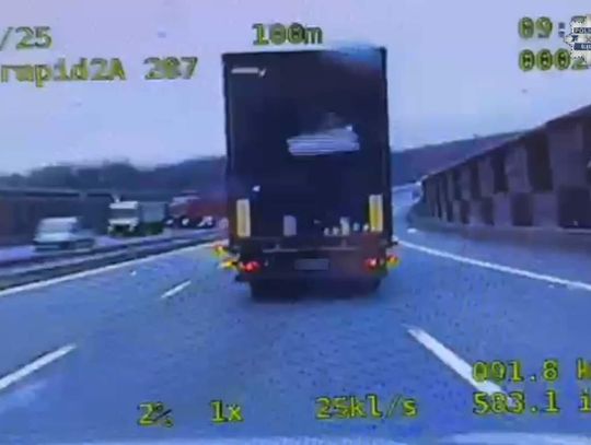 Wielki kawał lodu spadł z ciężarówki przed jadący za nią radiowóz. Kierowca z Ukrainy ukarany