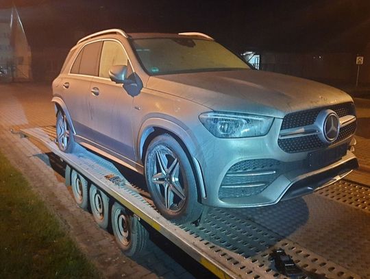 Wióz dwa samochody. Sprawdzenie w bazach ujawniło kradzież mercedesa za 300 tysięcy