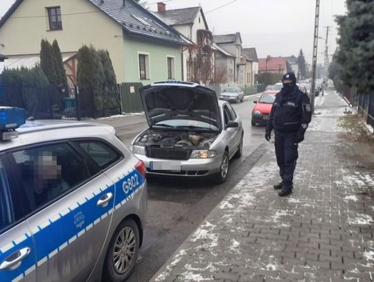 Wiózł narkotyki w kradzionym aucie. Wpadł, bo wyrzucił niedopałek przez okno