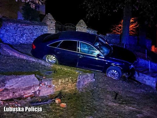 Wjechał autem w mur i zawisł na barierce: "popchnij mnie, bo nie mogę jechać"