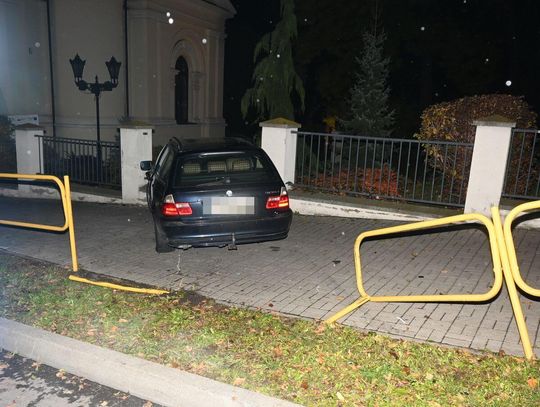 Wjechał BMW w ogrodzenie cerkwi. 19-latek miał ponad promil, pasażerka też była nietrzeźwa