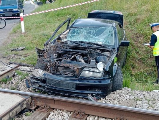 Wjechał BMW w pociąg. Uciekł z dziewczyną, zostawiając amfetaminę w aucie