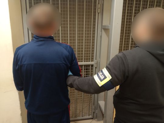 Wjechał do rowu, wysiadł i zasnął na ziemi obok auta. Był tak pijany, że nie potrafił chodzić Wjechał do rowu, wysiadł i zasnął na ziemi obok auta. Był tak pijany, że nie potrafił chodzić