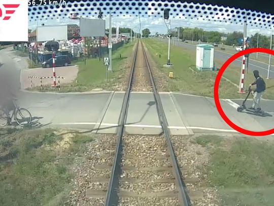 Wjechał elektryczną hulajnogą w bok pociągu. Zignorował sygnalizację na przejeździe