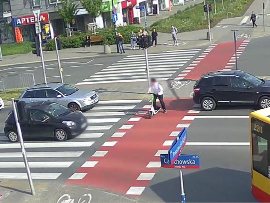 Wjechał hulajnogą elektryczną na czerwonym i uderzył samochód. Wysokie mandaty dla obu uczestników tego zdarzenia