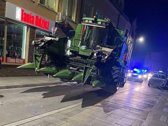 Wjechał kombajnem do centrum miasta i szybko pożałował. Maszyna utknęła na jednokierunkowej