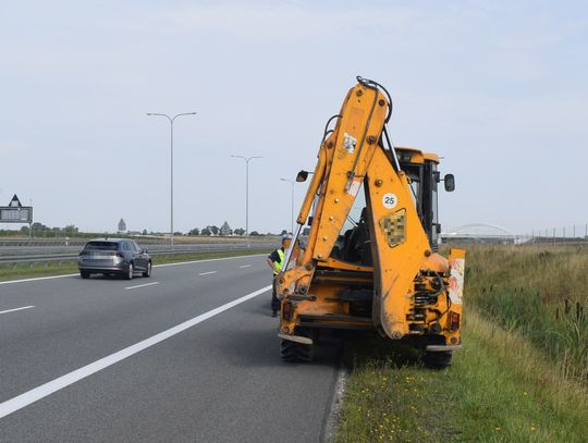 Wjechał koparko-ładowarką na autostradę. Policjantom tłumaczył, że tak pokierowała go nawigacja