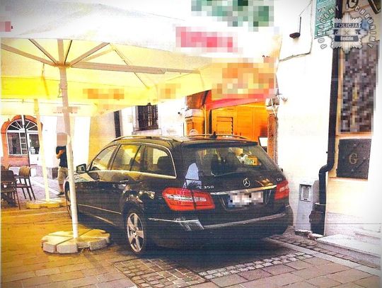 Wjechał mercedesem do ogródka w knajpie. Pijany 38-latek obezwładniony przez policjanta po służbie i strażników miejskich