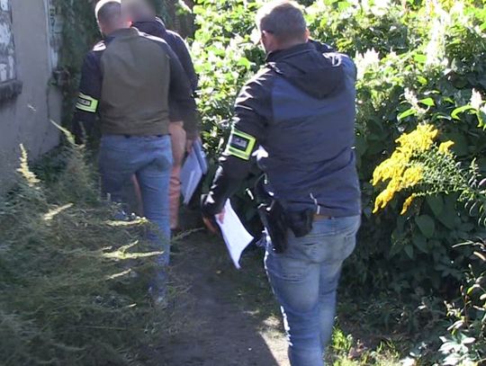 Wjechał na hulajnodze w grupę osób ciężko raniąc 30-latka. Po wypadku ukrywał się przed policją