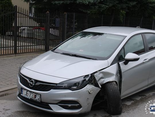 Wjechał oplem w zaparkowane auto i chwiał się na nogach. Mężczyzna miał prawie 3 promile