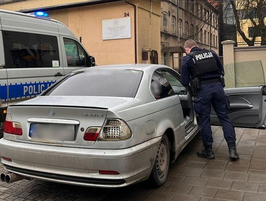 Wjechał pod zakaz i się zaczęło. BMW niesprawne, kierowca jechał pijany i z narkotykami