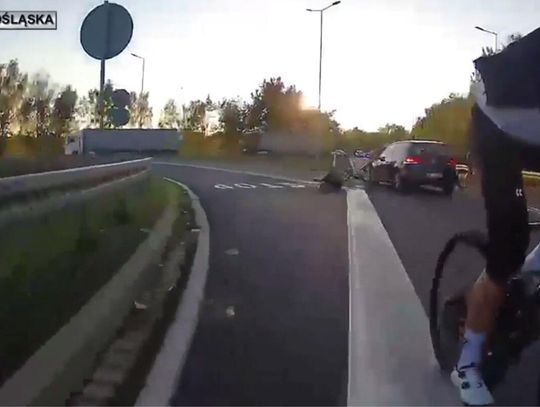 Wjechał w grupę rowerzystów. Trzy osoby ranne, kierowca tłumaczył się słońcem