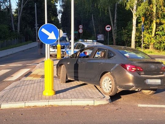 Wjechał w latarnię, okazało się, że ma cztery promile we krwi, a lata temu zatrzymali mu prawko