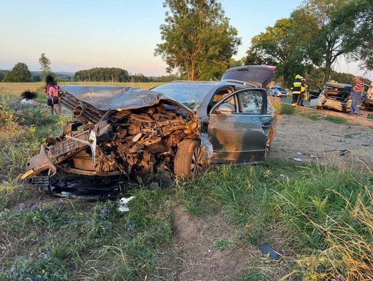 Wjechał w tył BMW i zepchnął je na czołówkę z innym autem. Poważny wypadek na drodze wojewódzkiej