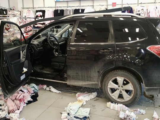 Wjechała autem do sklepu odzieżowego. Kobieta tłumaczyła, że pomylił jej się gaz z hamulcem