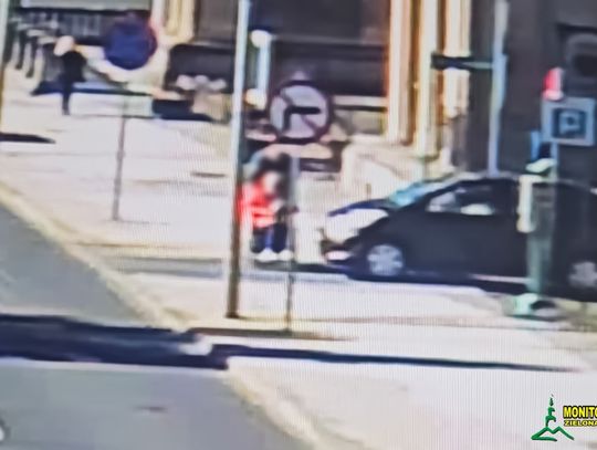 Wjechała autem w kobietę na wózku inwalidzkim. Bardzo groźnie wyglądające potrącenie